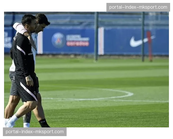 为备战与巴黎关键战,里昂全队提前两天抵达巴黎进行封闭训练 为备战与巴黎关键战,里昂全队提前两天抵达巴黎进行封闭训练