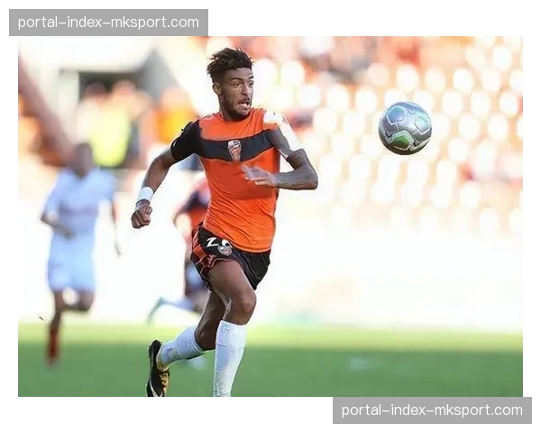 特写镜头:洛里昂老将勒费埃进球后指向看台,与患病的儿子隔空庆祝 特写镜头:洛里昂老将勒费埃进球后指向看台,与患病的儿子隔空庆祝