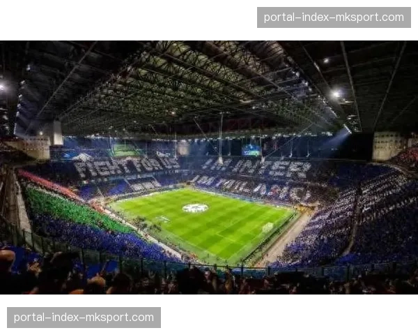 国米球迷在主场展示巨型Tifo,庆祝球队即将夺得意甲冠军 国米球迷在主场展示巨型Tifo,庆祝球队即将夺得意甲冠军